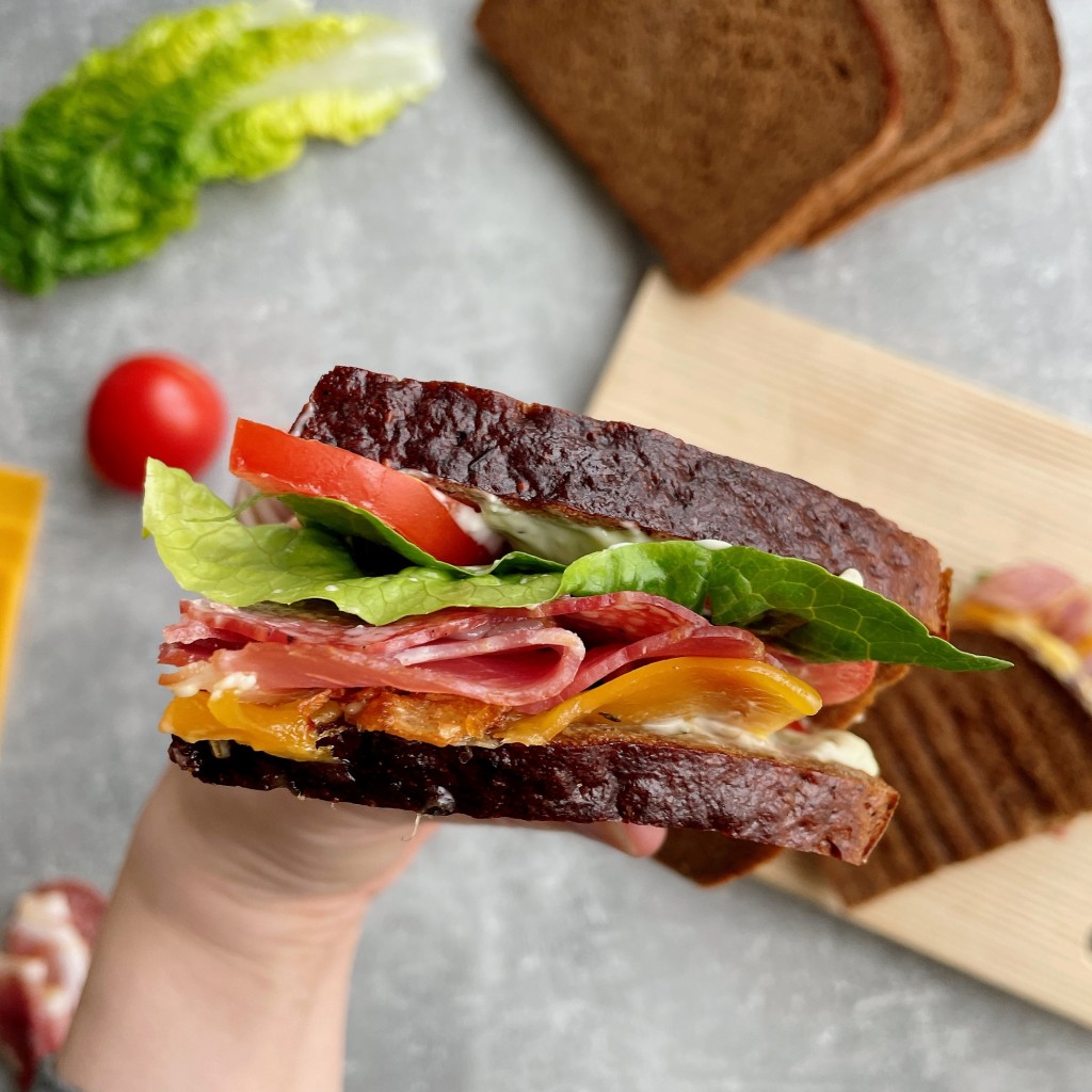 Mėsos mėgėjų juodos duonos „Paninis“