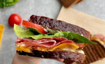 Mėsos mėgėjų juodos duonos „Paninis“